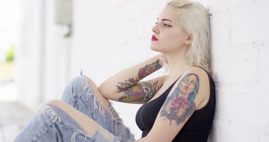 Vidéo d'un tatou sexy Vidéo d'un tatou sexy